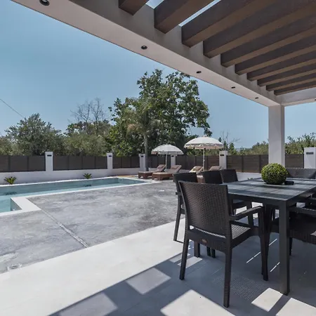 Villa Infinity Theo