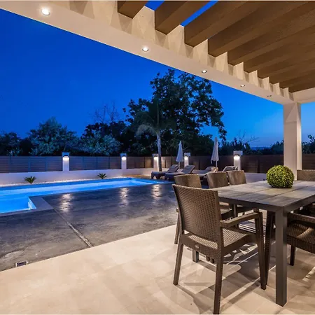 Infinity Theo Каламакион